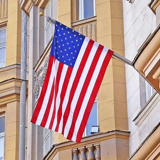 Флаг США на посольстве в Москве
